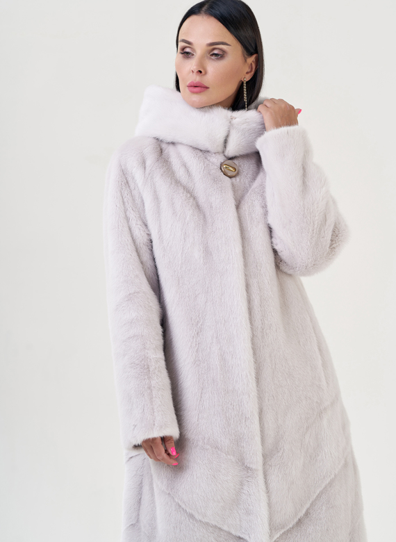 Светлая шуба из норки с капюшоном