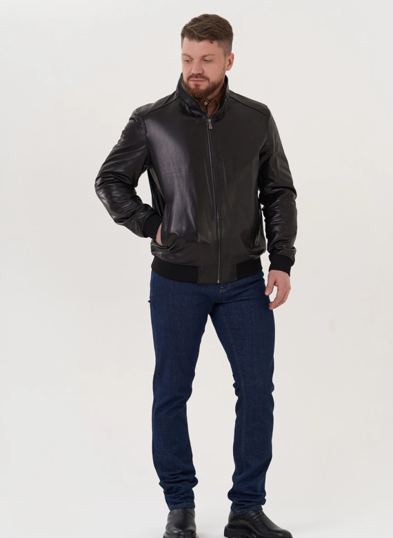 Кожаная куртка "бомбер" черного цвета