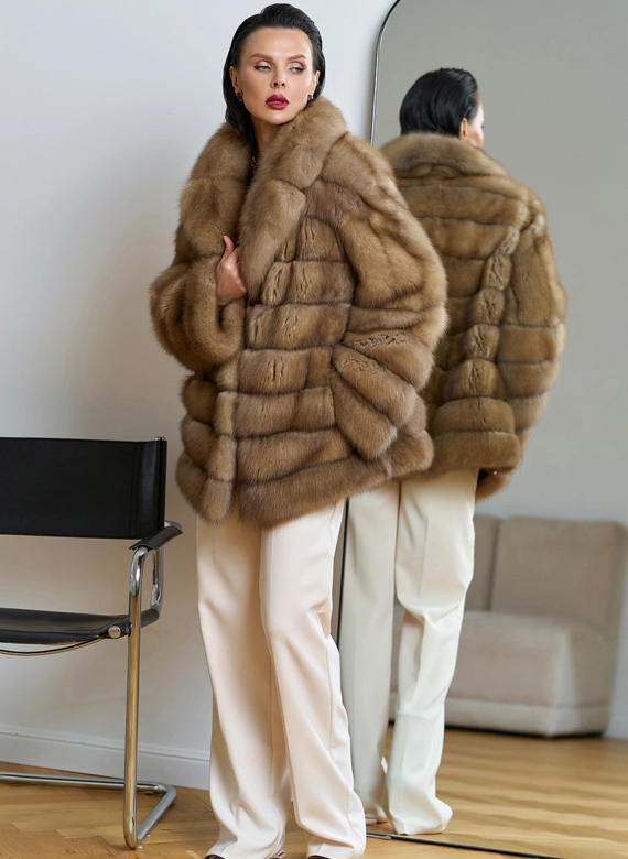 Женская шуба из куницы с английским воротником фото