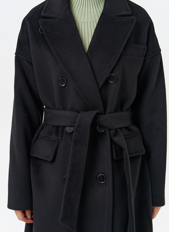 Женское двубортное пальто черного цвета
