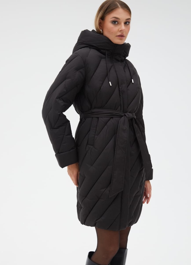 Женский пуховик черного цвета с поясом модель № 31120 меха малина