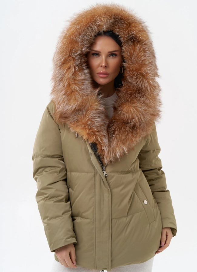 Пуховик с капюшоном из меха лисы модель № 29355 меха малина