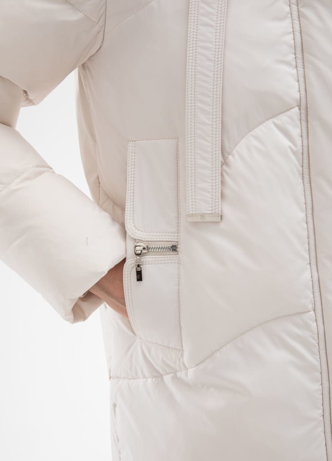 Женский пуховик белого цвета с капюшоном модель № 31128 универмаг малина