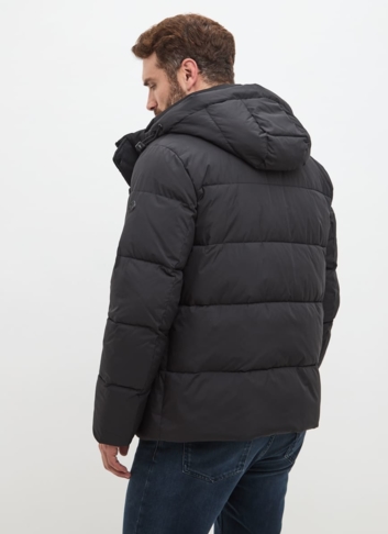Мужской пуховик черного цвета 