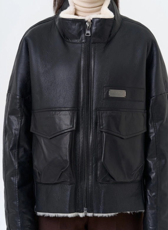 Женский пуховик из натуральной кожи с отделкой из овчины