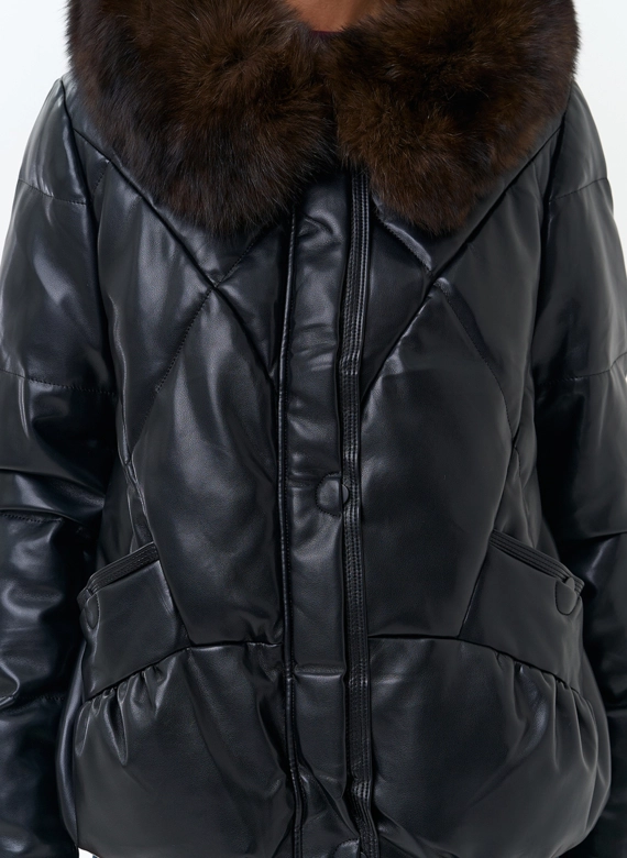 Женский пуховик из эко кожи с капюшоном фото