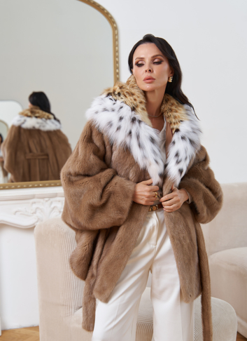 Женская шуба из меха норки с капюшоном 