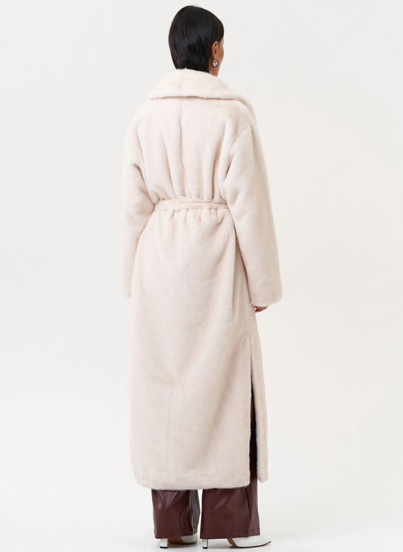 Женское пальто из эко меха молочного цвета