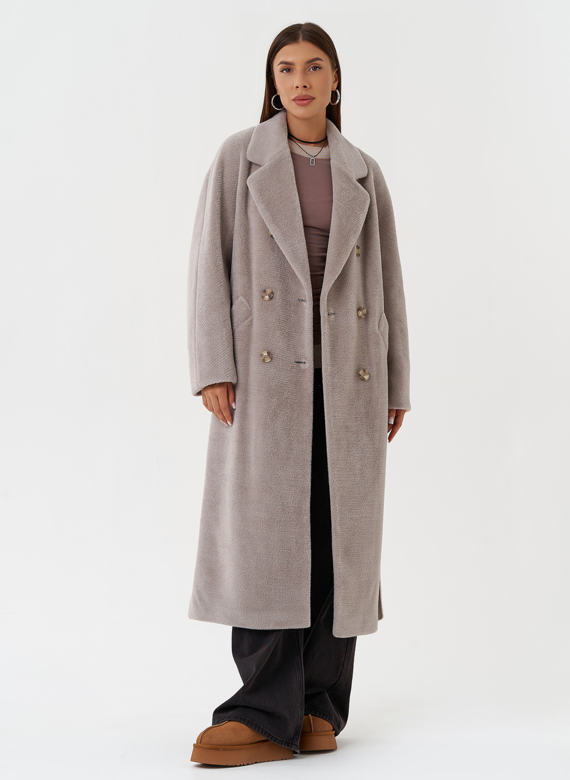 Утепленное двубортное пальто с английским воротником