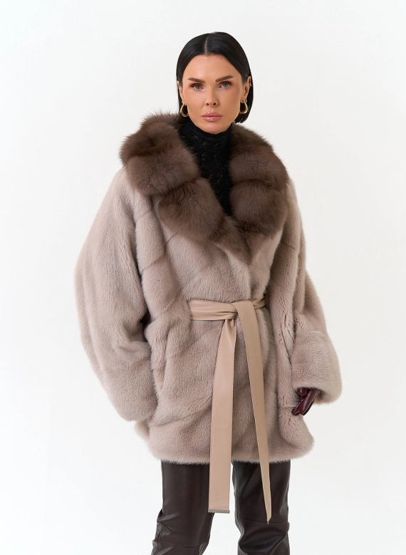 Женская шуба из меха норки с воротником из меха куницы фото