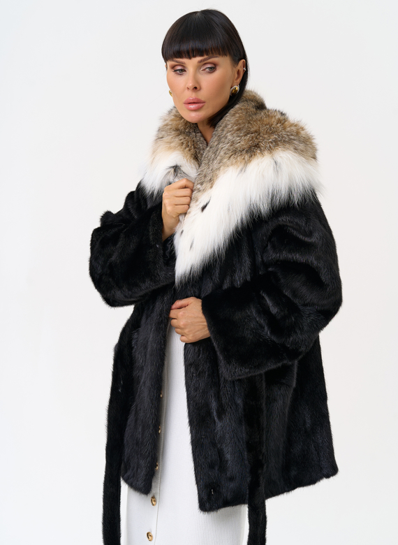 Женская шуба из меха норки с капюшоном из меха рыси